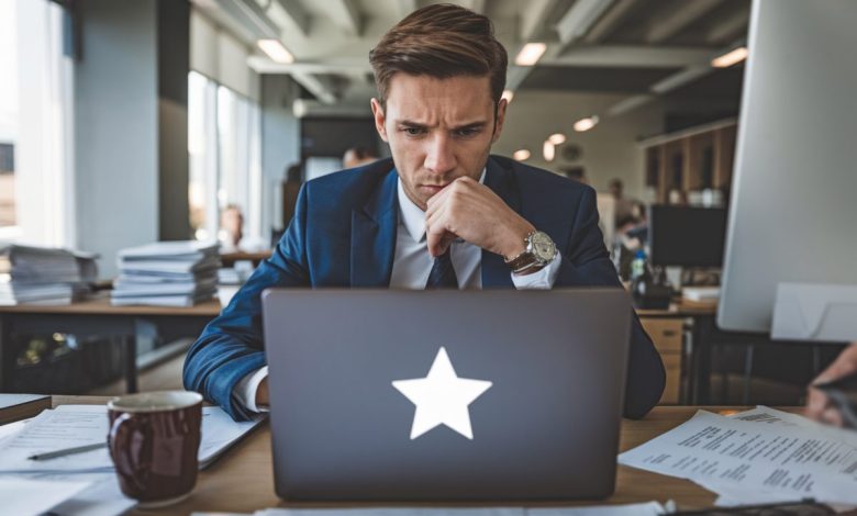 Un professionnel lisant un avis en ligne négatif sur un ordinateur portable