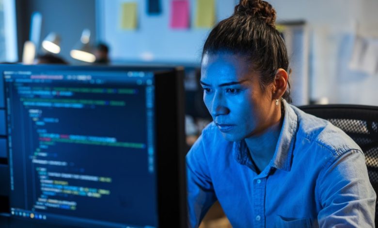 Un expert en cybersécurité analyse du code sur un écran