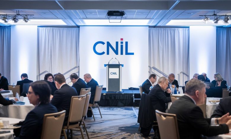 Participants à l'événement CNIL à Paris, discussions en cours.