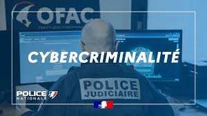 Un expert en cybersécurité travaille sur un ordinateur