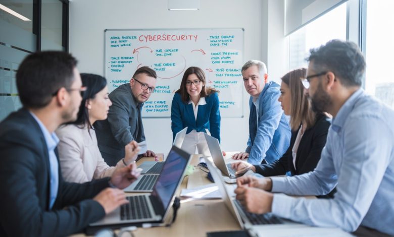 Des propriétaires de PME discutent de cybersécurité dans un bureau moderne