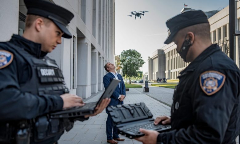 Forces de sécurité surveillant un drone en zone urbaine moderne