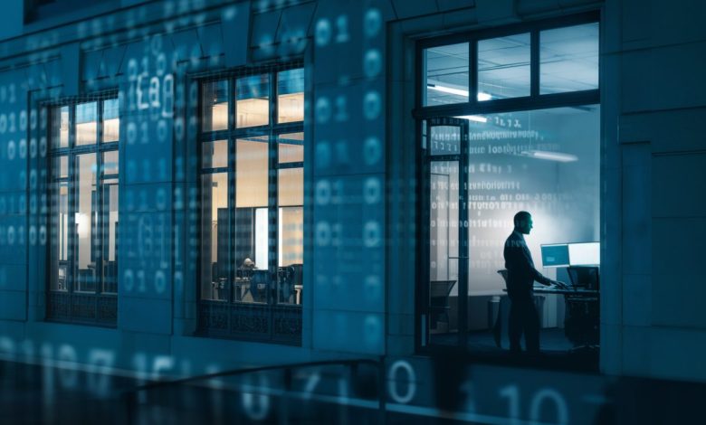 Bureaux européens de nuit, ambiance cybersécurité et menaces numériques